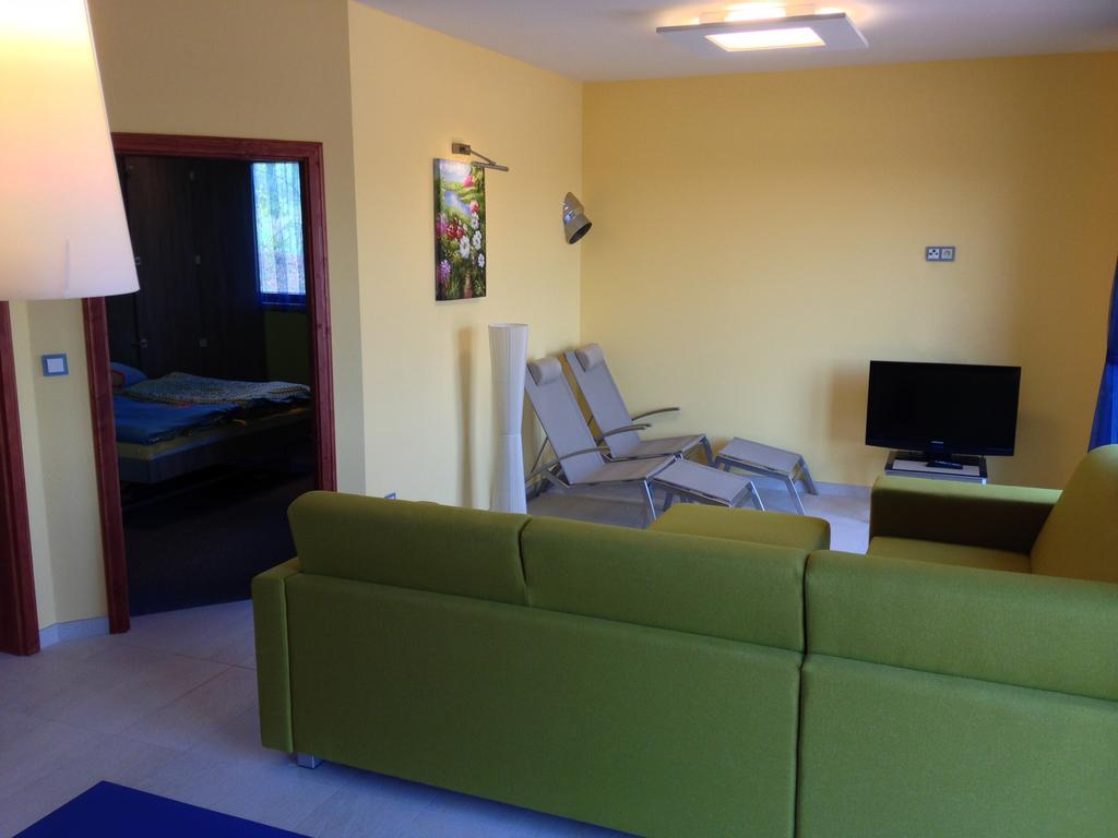 Lake View Apartments Near Golf Resort Kuneticka Hora, Dritec Pardubice Bilik gambar