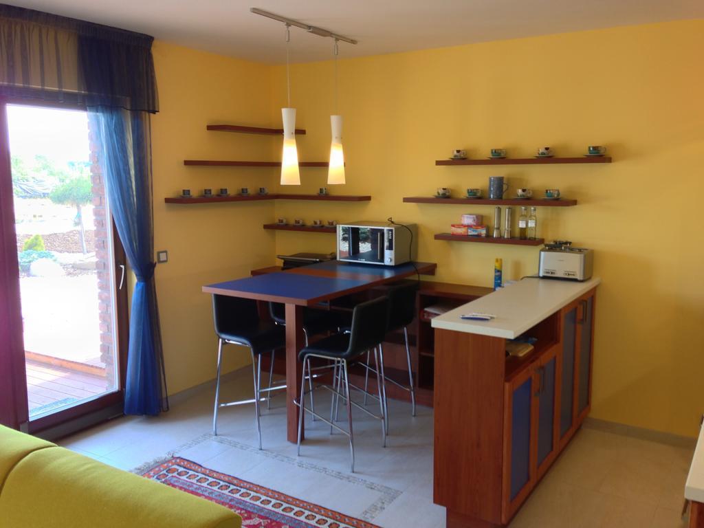 Lake View Apartments Near Golf Resort Kuneticka Hora, Dritec Pardubice Bilik gambar