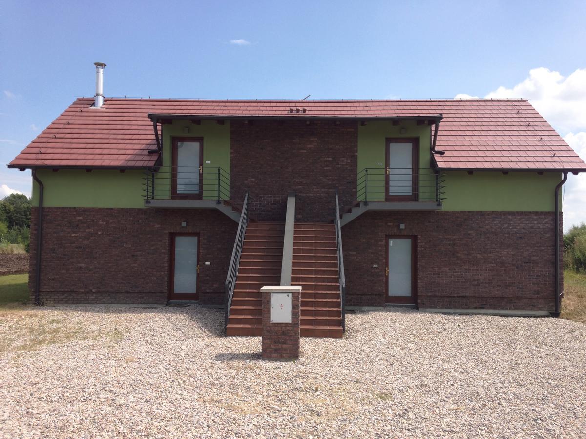 Lake View Apartments Near Golf Resort Kuneticka Hora, Dritec Pardubice Luaran gambar